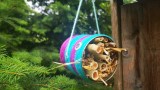 ein selbst gebautes Insektenhotel hängt in einem Garten
