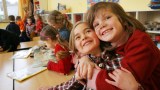 Zwei Schulkinder, die sich umarmen