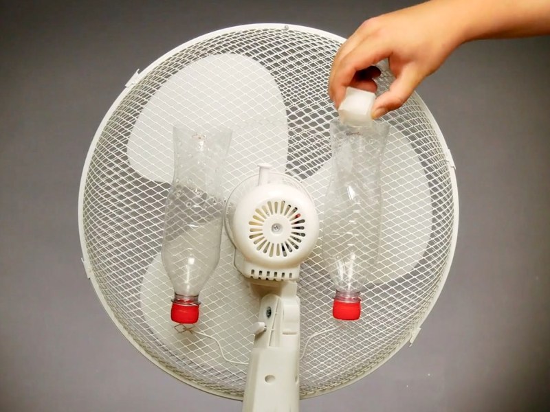 Eine selbstgebaute Klimaanlage aus einem Ventilator und Plastikflaschen.