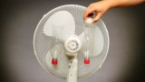 Eine selbstgebaute Klimaanlage aus einem Ventilator und Plastikflaschen.