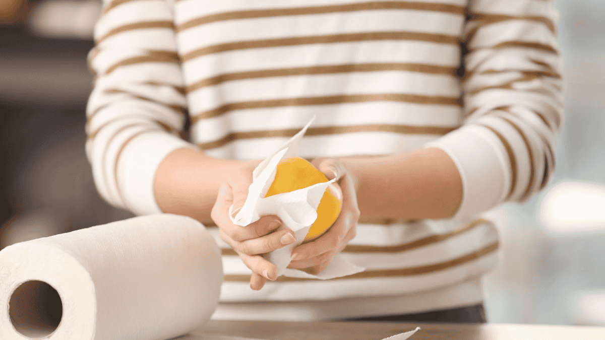 Küchenrolle, Frau trocknet Obst mit Küchenpapier ab
