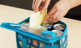 Selbst gemachte Kühlpads werden in eine Kühltasche mit Getränkedosen gegeben.