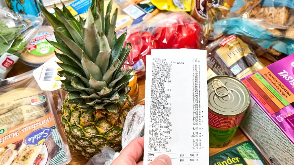 Lebensmittel einkaufen: ein Einkaufskorb voller Lebensmittel mit einem Kassenzettel