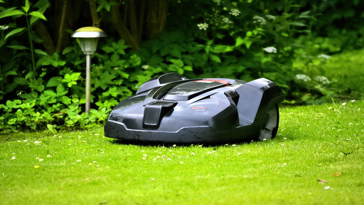 Ein Mähroboter in Nahaufnahme.