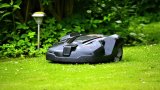 Ein Mähroboter in Nahaufnahme.