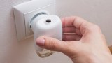 ein Mückenstecker steckt in einer Steckdose