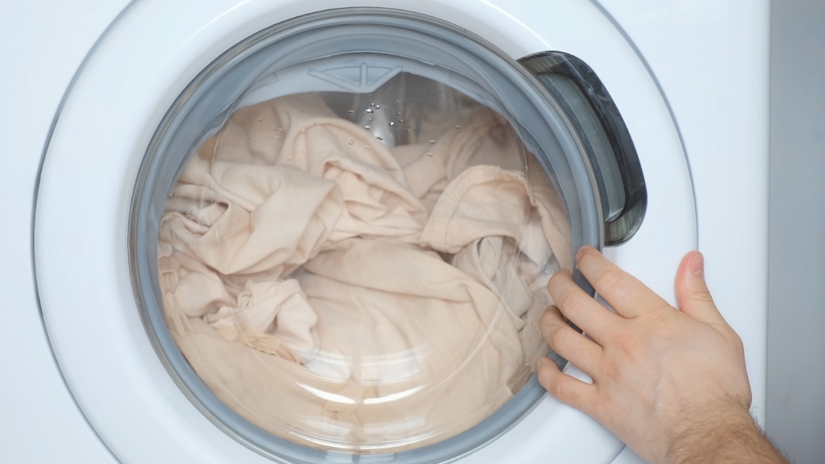 in einer Waschmaschine befindet sich Wäsche