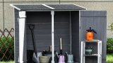 Ein Gartenschuppen mit verschiedenen Geräten.