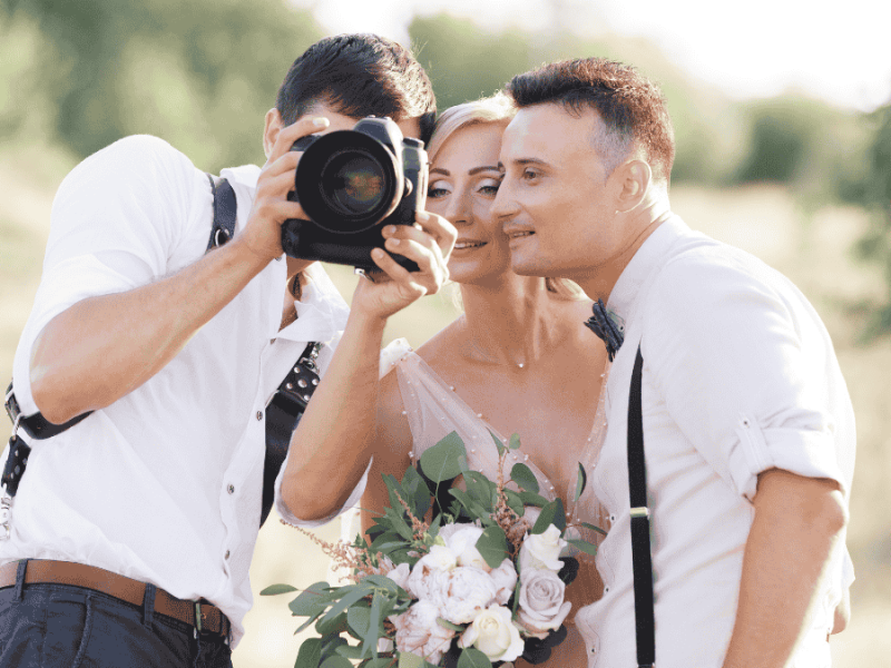 Paarshooting Hochzeit, Fotograf spricht mit dem Brautpaar