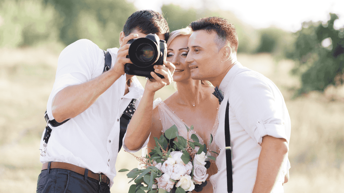 Paarshooting Hochzeit, Fotograf spricht mit dem Brautpaar