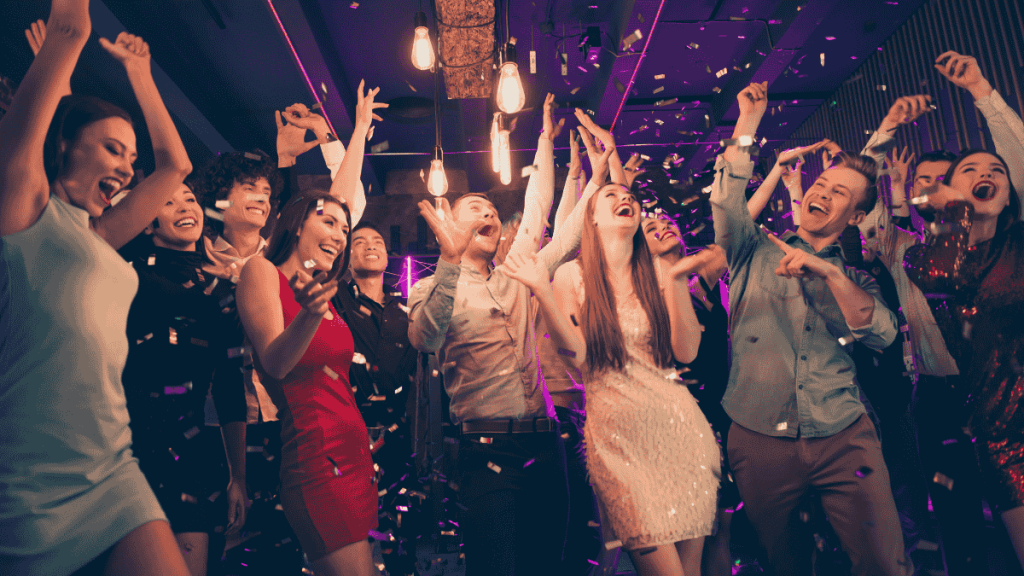 Polterabend, Leute feiern eine Party und tanzen