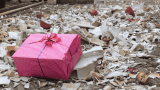 Polterabend, Scherbenhaufen mit pinkem Geschenk