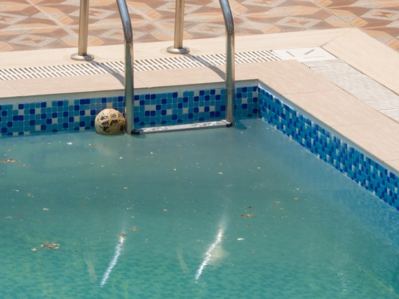 ein verdreckter Pool