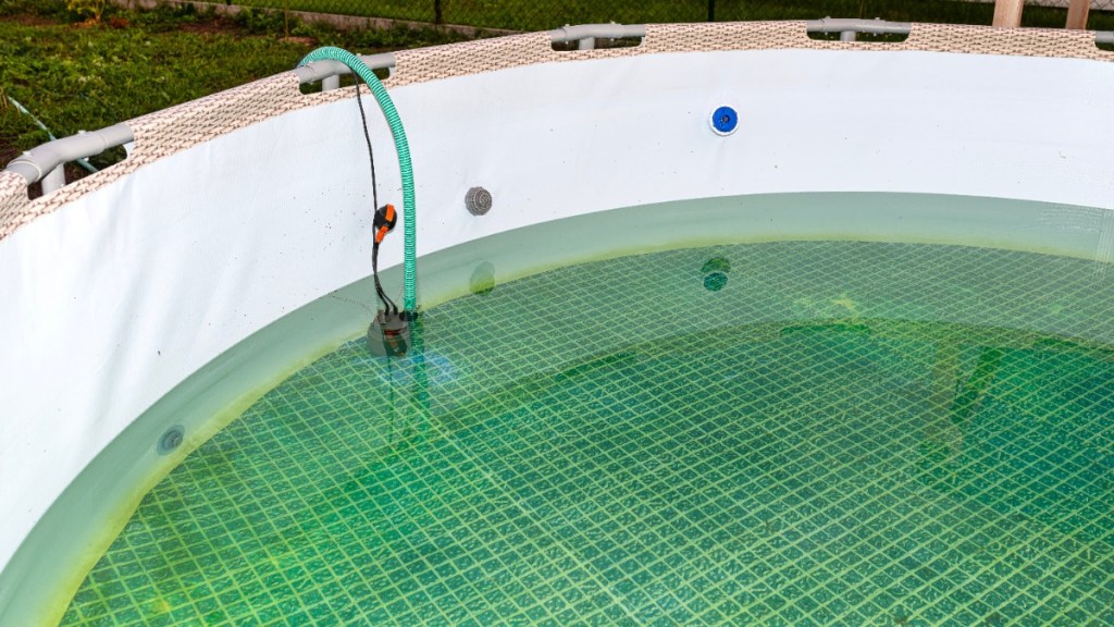 ein dreckiger Pool
