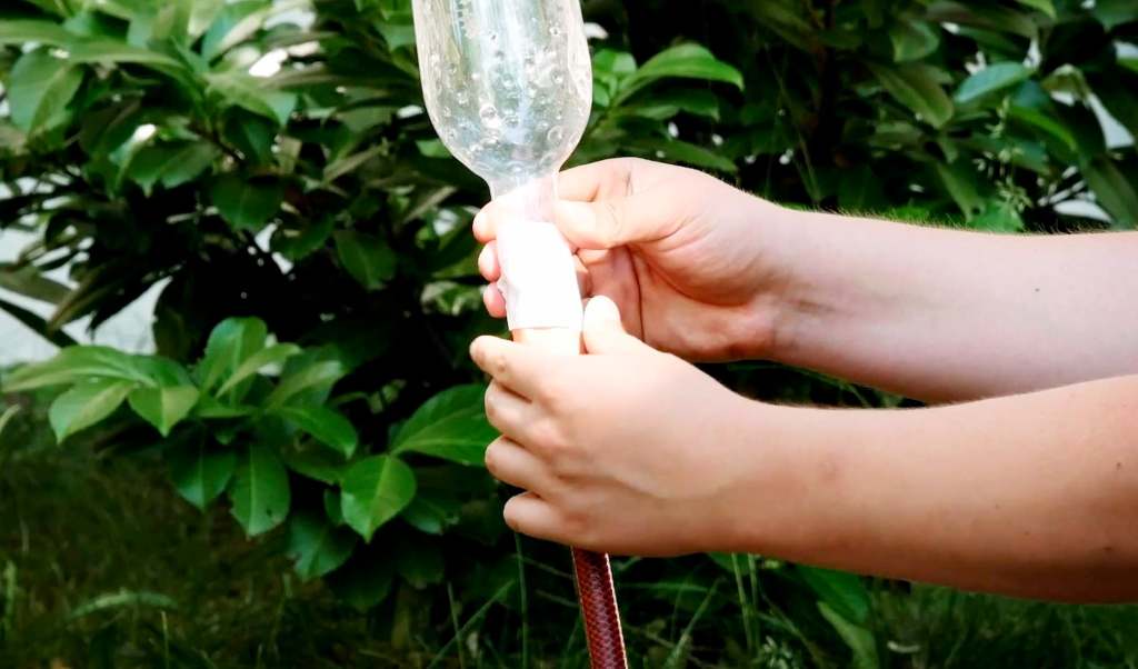 Ein Rasensprenger wird aus einer Plastikflasche gebastelt.