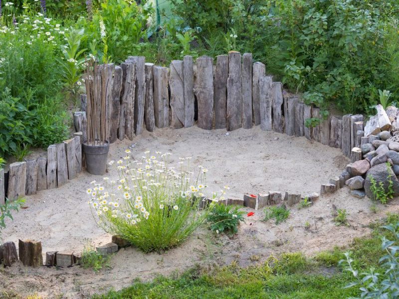 Ein Sandarium in einem Garten.
