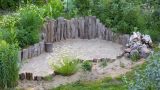 Ein Sandarium in einem Garten.