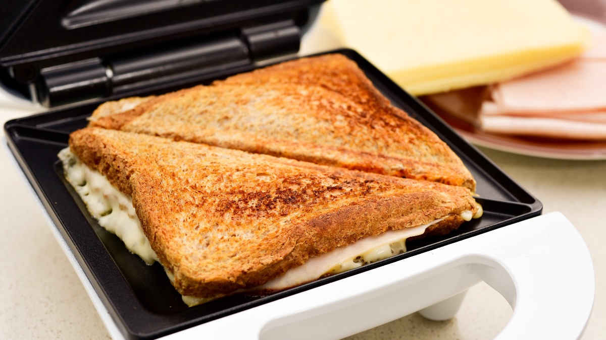 ein Sandwich in einem Sandwichmaker