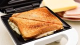 ein Sandwich in einem Sandwichmaker