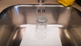 in einer Spüler liegen ein Küchenpapier und ein Glas