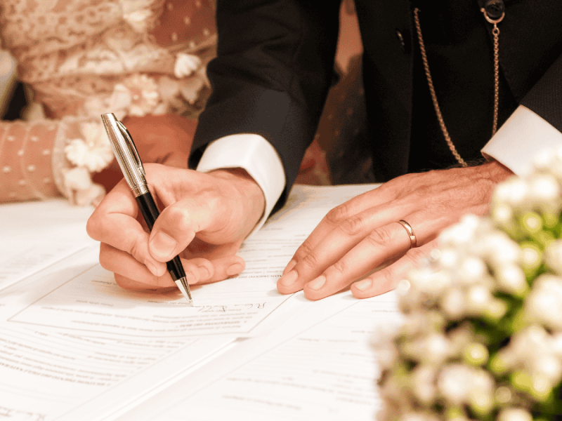 standesamtliche Hochzeit, Mann unterschreibt