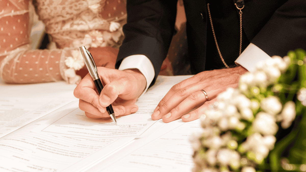 standesamtliche Hochzeit, Mann unterschreibt