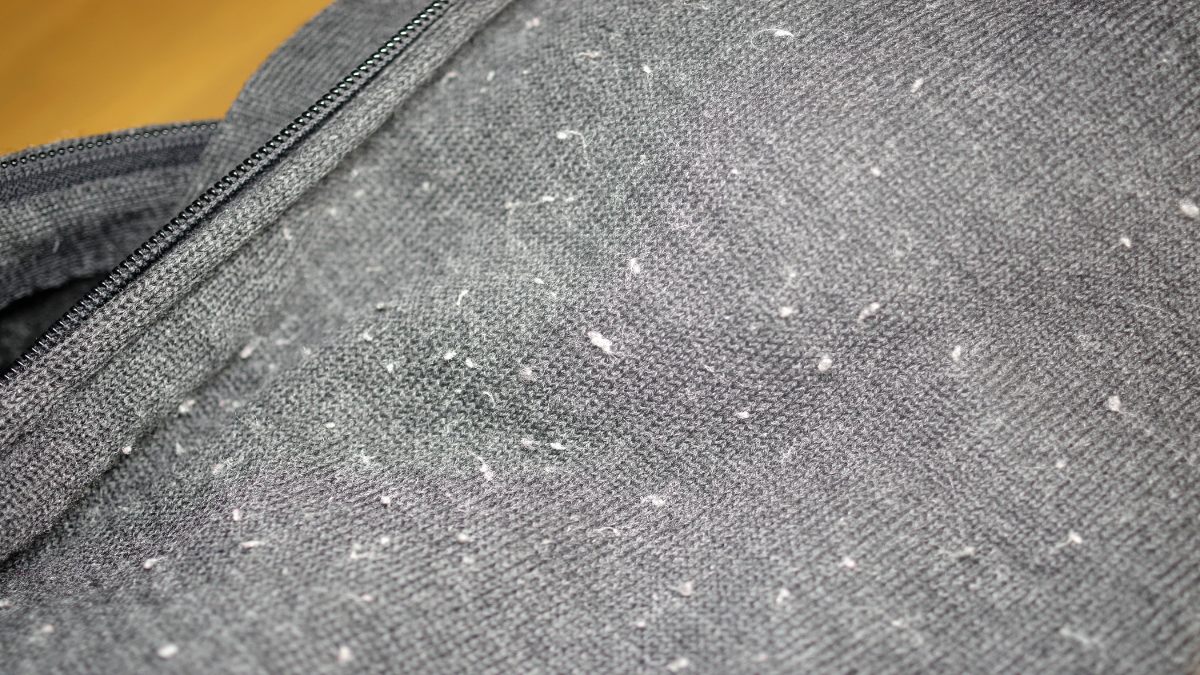 Ein grauer Pullover in Nahaufnahme.