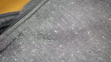 Ein grauer Pullover in Nahaufnahme.