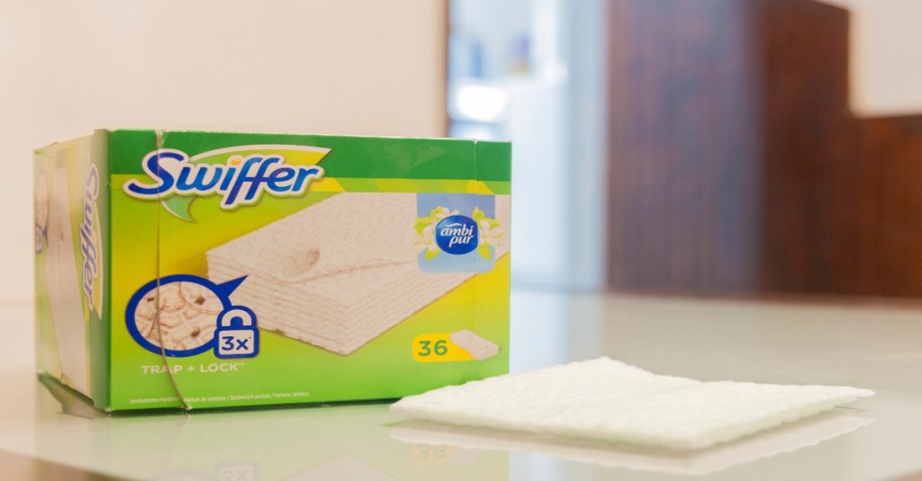 Eine Packung mit Swiffer-Tüchern.