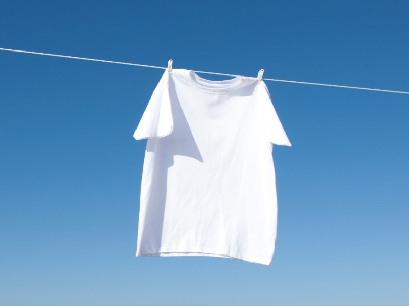 Ein weißes T-Shirts auf einer Wäscheleine.