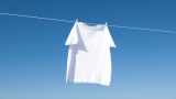 Ein weißes T-Shirts auf einer Wäscheleine.
