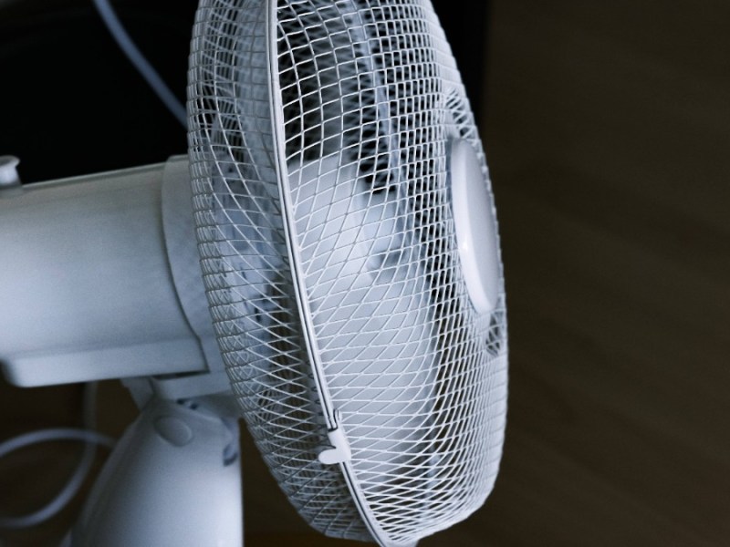 Ein Tischventilator in Nahaufnahme.