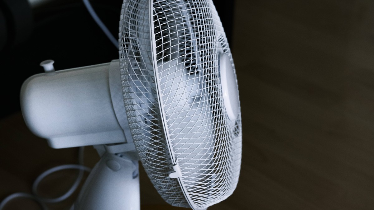 Ein Tischventilator in Nahaufnahme.