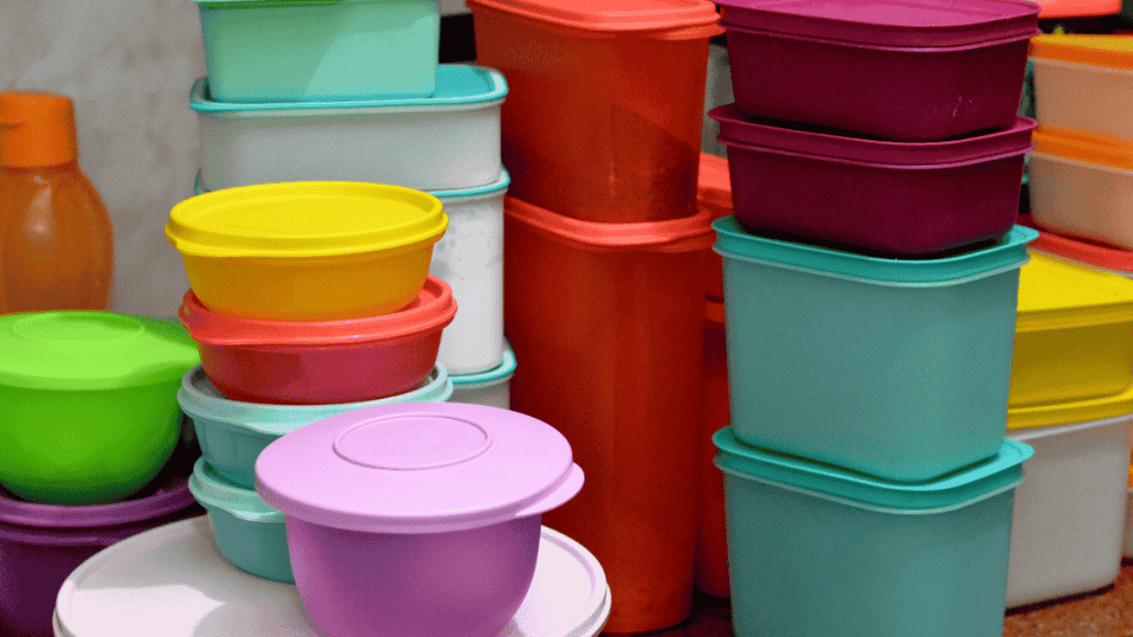 Tupperware Comeback, bunte Dosen übereinander gestapelt