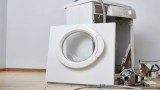 Eine demontierte Waschmaschine.