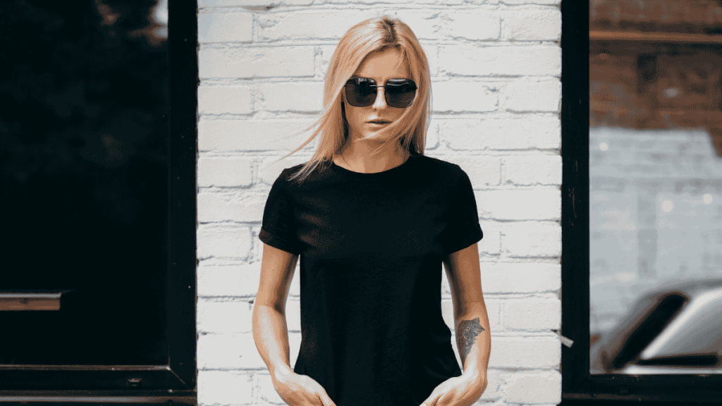 kleidung bei hitze frauen, blonde Frau mit Sonnenbrille und schwarzem T-Shirt