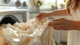 Eine Seidenbluse kommt aus der Waschmaschine.
